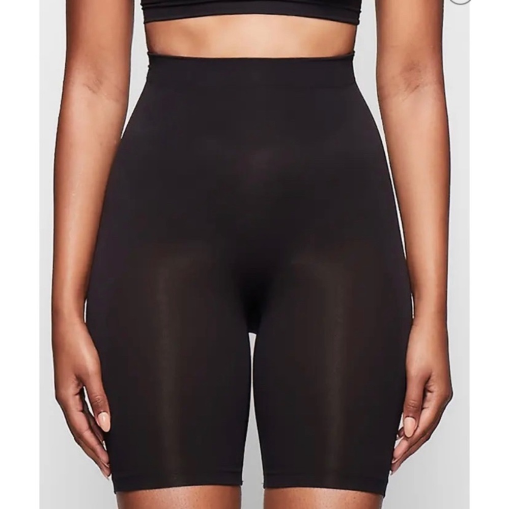 SKIMS Sculpting Mid Thigh Shorts size XXS